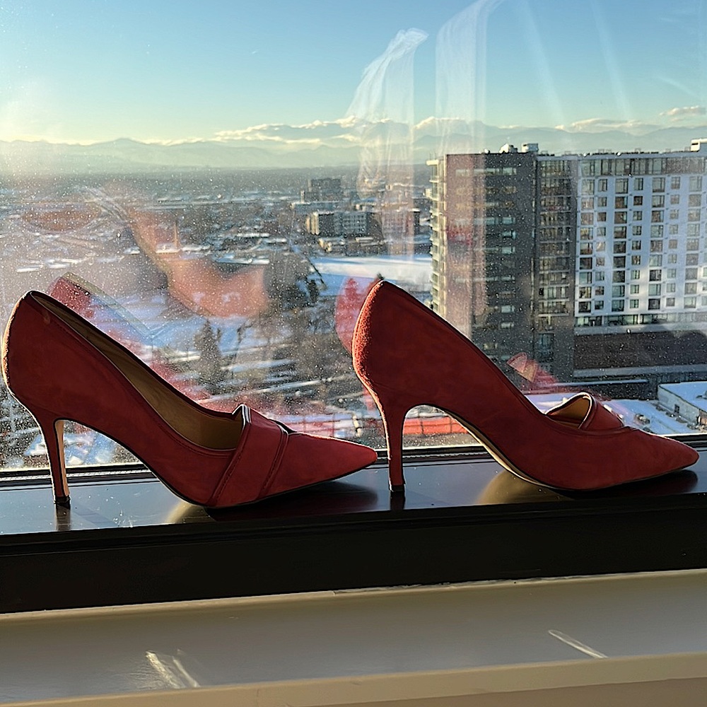 White House Black Market Suede soft Red heels 9.5 M 🔥